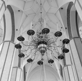 archikatedra pw. Świętej Trójcy - wnętrze: żyrandol, skan 1