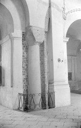 Bazylika Wniebowzięcia NMP i św. Michała Archanioła - wnętrze: kolumna z głowicą, skan 1