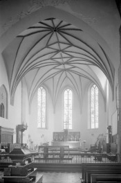 katedra św. Michała Archanioła - wnętrze: prezbiterium i ołtarz główny, skan 1