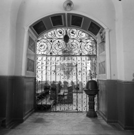 kościół, ob. parafialny pw. św. Bonawentury - wnętrze: krata do kaplicy Matki Boskiej, XVII w., skan 1