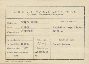 Zespół klasztorny na Świętym Krzyżu - widok od strony płd. - zach. na portal główny klasztoru - metryczka, skan 1
