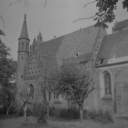 zespół kalsztorny - kościół garnizonowy Matki Bożej Królowej - elewacja boczna z kaplicą, skan 1