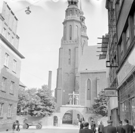 kościół pw. Podwyższenia Krzyża Świętego - elewacja południowa - wieże - fragment, skan 1