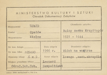 Ruiny zamku  Krzyżtopór  -  wnętrze skrzydła wsch., widok od strony płd. - metryczka, skan 1