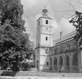 klasztorny pocysterski - elewacja zach. z wieżą, skan 1