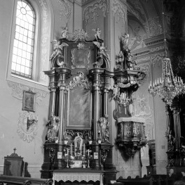 kościół oo. Bernardynów - wnętrze: ołtarz boczny i ambona, skan 1