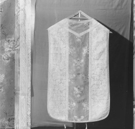 Skarbiec katedralny - Ornat (Włochy) ok. 1630-60, (Francja) ok. 1755-65 rok. Całość, tył., skan 1