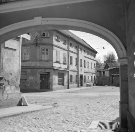 Kamienica. Elewacja frontowa. Widok spod bramy przejazdowej., skan 1