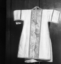 Skarbiec Katedralny - Ornat. Francja. 1760 - 65. Fragment raportu wzoru tkaniny boków., skan 1