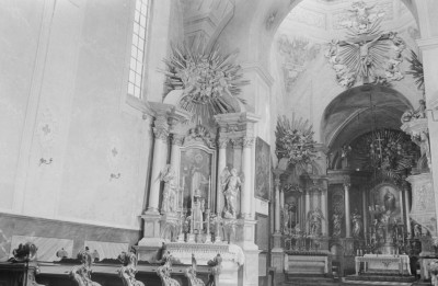 Kościół św. Anny - wnętrze: ołtarz boczny w transepcie z widocznym ołtarzem głównym oraz tęczą, skan 1
