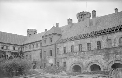 Zamek górny - skrzydło północne- elewacja od strony dziedzińca, skan 1