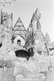 ruina kościoła zamkowego w Malborku, widok od str. prezbiterium, skan 1