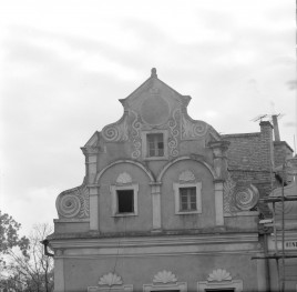 kamienice - elewacja frontowa, szczyt barokowy, skan 1
