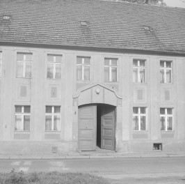 Zabudowa miejska. Kamienica, elewacja frontowa. Portal., skan 1