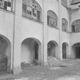 rynek miasta - kamienica - elewacja od podwórza - fragment z arkadami, skan 1