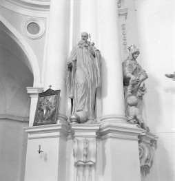 Bazylika św. Jadwigi - wnętrze: figura świętego, skan 1