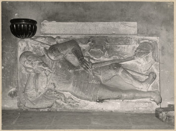 Katedra - wnętrze, płyta nagrobna, skan 1