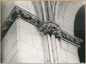  Katedra - wnętrze, widok na gzyms filaru międzynawowego i głowicę służki, skan 1