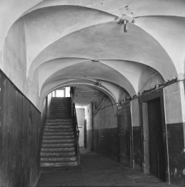 rynek miasta - kamienica - wnętrze - sień - fragment z sklepieniem, skan 1