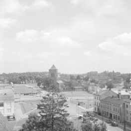 fragment panoramy miasta z kościołem pw. Matki Boskiej Nieustającej Pomocy - widok od zachodu, skan 1