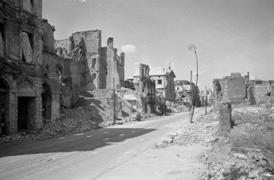 Zabudowa miejska. Ruiny od ul. Senatorskiej w kierunku pl. Krasińskich., skan 1