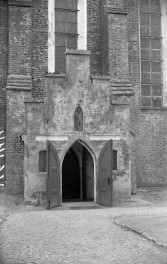 Kościół Zwiastowania Pana - portal boczny z zwieńczeniem schodkowym, widoczne przypory nawy głównej., skan 1