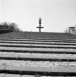 zamek - park angielski, schody na taras, skan 1
