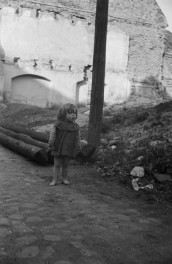 fragment muru, na pierwszym planie dziecko, skan 1