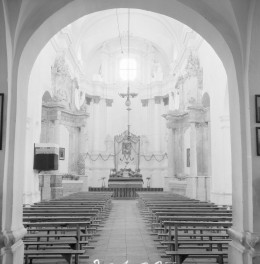 kościół, ob. filialny pw. Wniebowzięcia Najświętszej Marii Panny - wnętrze: widok na ołtarz główny, skan 1