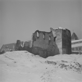Zniszczone kamienice. Widok ogólny. Fragment hali targowej. , skan 1
