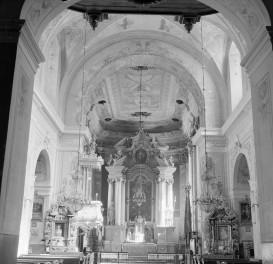 Kościół św. Katarzyny i Świętej Trójcy - nawa główna, ołtarz główny, skan 1