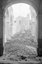 Konwent św. Jacka - Dominikanie. Gruzowisko nawy głównej., skan 1
