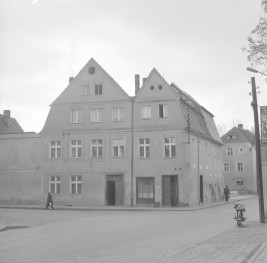 Zabudowa miejska, kamienice. Elewacje frontowe. , skan 1