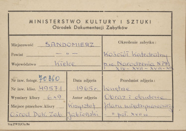  Katedra - wnętrze, widok na obrazy na filarze międzynawowym - metryczka, skan 1