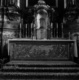 kościół klasztorny jezuitów pw. Nawiedzenia NMP - wnętrze, ołtarz główny, antepedium i tabernakulum, skan 1