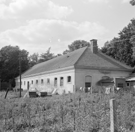 pałac Zamojskich - zabudowa gospodarcza, stajnie, skan 1