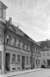 kamienica - elewacja frontowa, skan 1