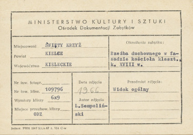 Zespół klasztorny na Świętym Krzyżu - rzeźba duchownego w fasadzie zach. kościoła - metryczka, skan 1