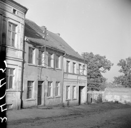 dom - elewacja. dom przy murze obronnym, skan 1