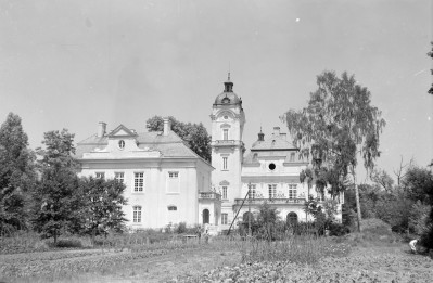 Pałac - widok ogólny. Wieża, skan 1