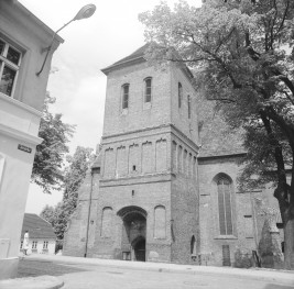 Katedra św. Marcina i Mikołaja - elewacja pd. Wieża z blendami., skan 1