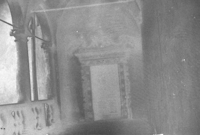 zamek - fragment krużganka z portalem, skan 1