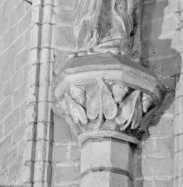 kościół pw. Wniebowzięcia Najświętszej Maryi Panny - wnętrze - konsola pod figurą apostoła, skan 1