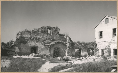 Zespół klasztorny - fragment ruin zabudowań 

 , skan 1