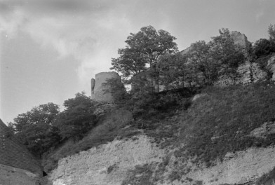 zamek - ruiny, baszta, skan 1