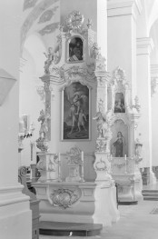 kolegiata - wnętrze: ołtarze na filarach prawej nawy, skan 1