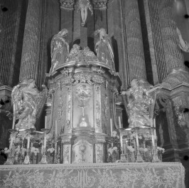 katedra Podwyższenia Krzyża Świętego - ołtarz, tabernakulum, skan 1