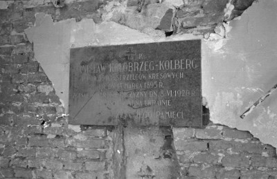 Kościół pw Matki Bożej Królowej Polski (garnizonowy). Wnętrze: epitafium., skan 1
