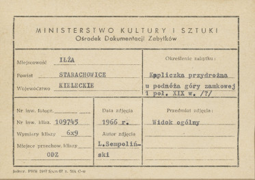 Kapliczka przydrożna u podnóża góry zamkowej - widok ogólny - metryczka, skan 1
