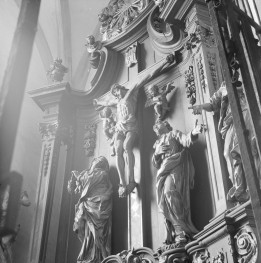kościół parafialny pw. św. Jakuba - wnętrze: ołtarz ze sceną ukrzyżowania, fragment, skan 1